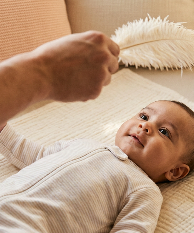 Feather Follow-Along — Baby (0–12 months) activity for ages 1–3 months (indoor, 5 min)